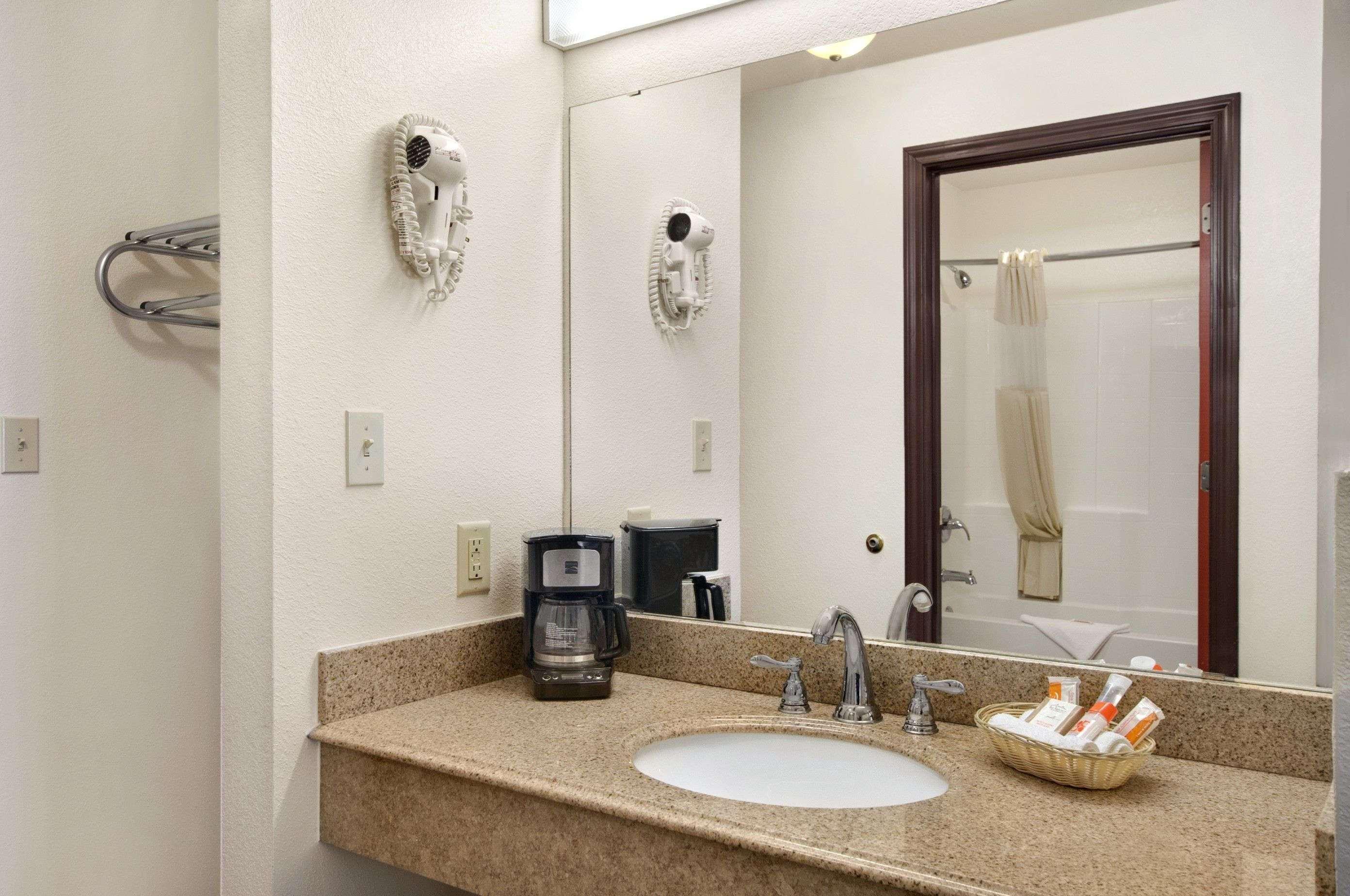 Howard Johnson By Wyndham Lubbock Tx Ngoại thất bức ảnh